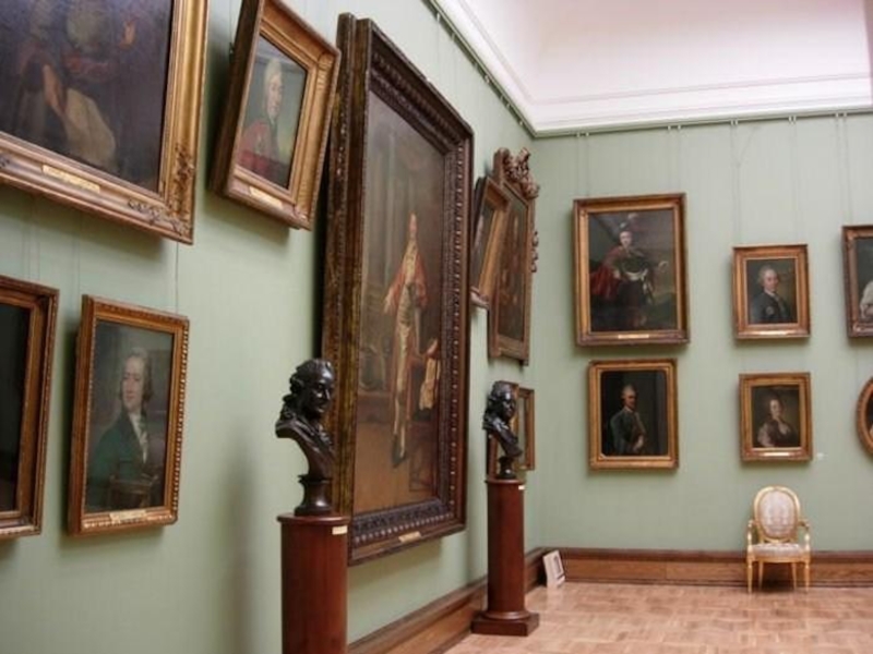 Коллекции картин третьяковской галереи. Третьяковская галерея зал 19 века. Музей Третьяковская галерея внутри.
