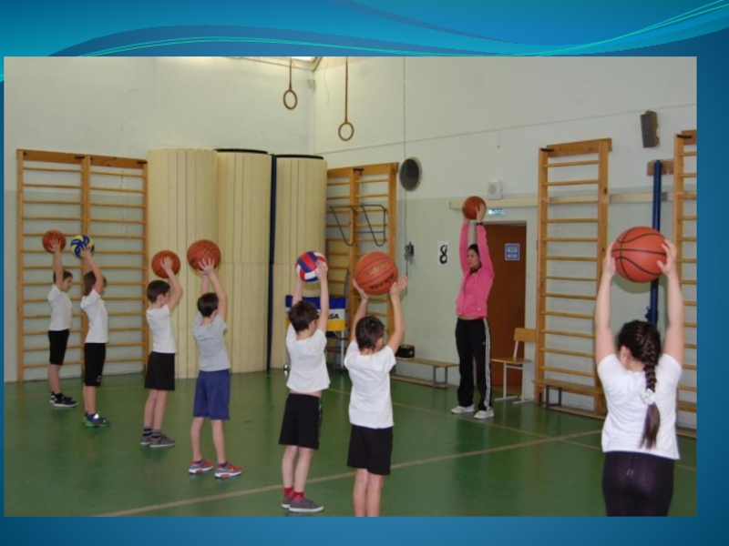 Игры с мячом в классе. Урок физической культуры. Упражнения для урока физкультуры. Упражнения с мячом на уроке физкультуры. Урок физры в начальной школе.