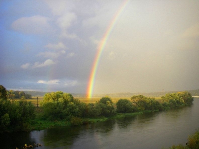 Над широкой речкою. Речка с радугой. Радуга в Подмосковье. Радуга над рекой фото. Облака надвигающиеся над рекой Радуга.