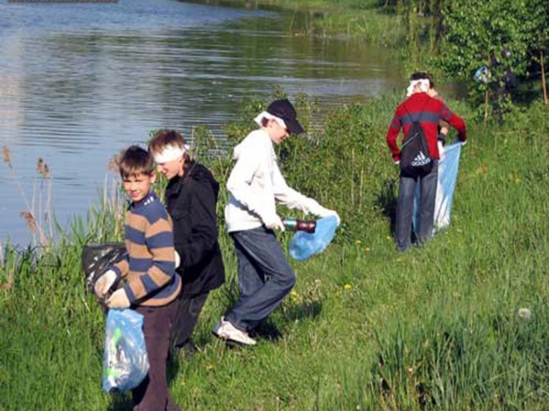 Группа люди и реки. Дети на речке экскурсия. Очистка рек. Школьники на речке.