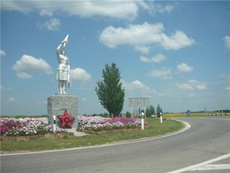 Памятник фронтовой регулировщице рядом с городом. Памятник регулировщице Матвеев Курган.