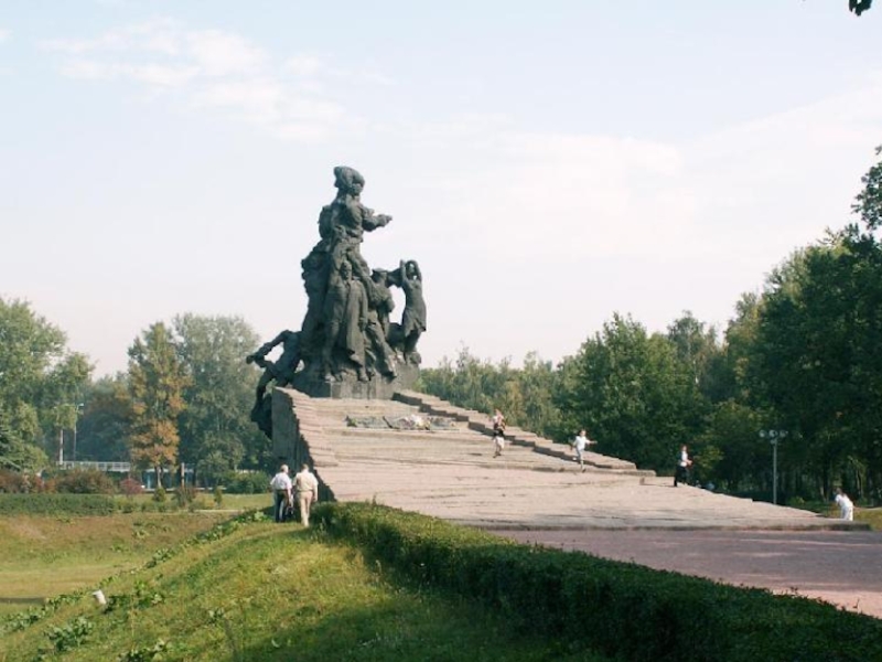 2 июля 1976 года, к 35-й годовщине трагедии, в верховьях Бабьего яра был открыт памятник работы Анатолия