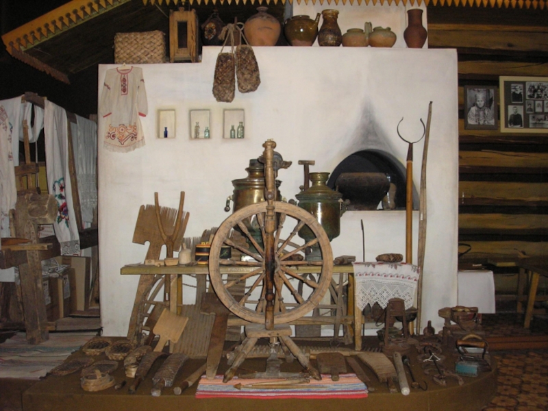 В экспозиции представлен фрагмент интерьера крестьянской избы с печью и Красным углом. В Красном углу размещена икона