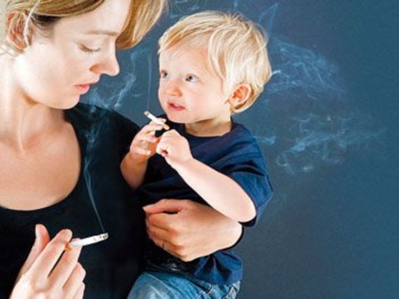 Курящие кормящие мамы. Курение детей. Вредные привычки для детей. Мама с сигаретой и ребенком. Пассивное курение детей.